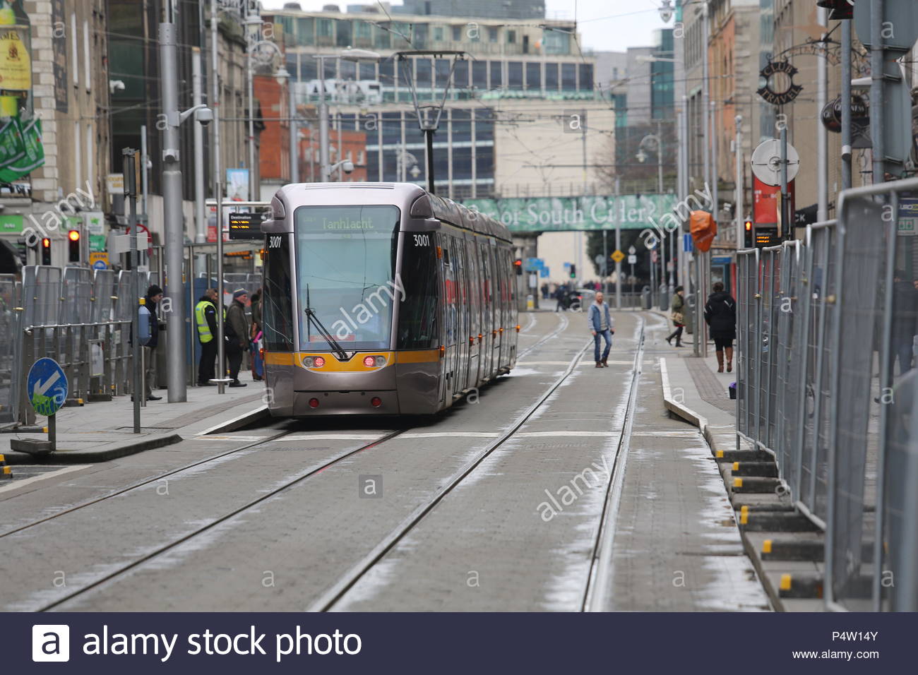 Treni Luas nel centro della città di Dublino, Irlanda Foto Stock