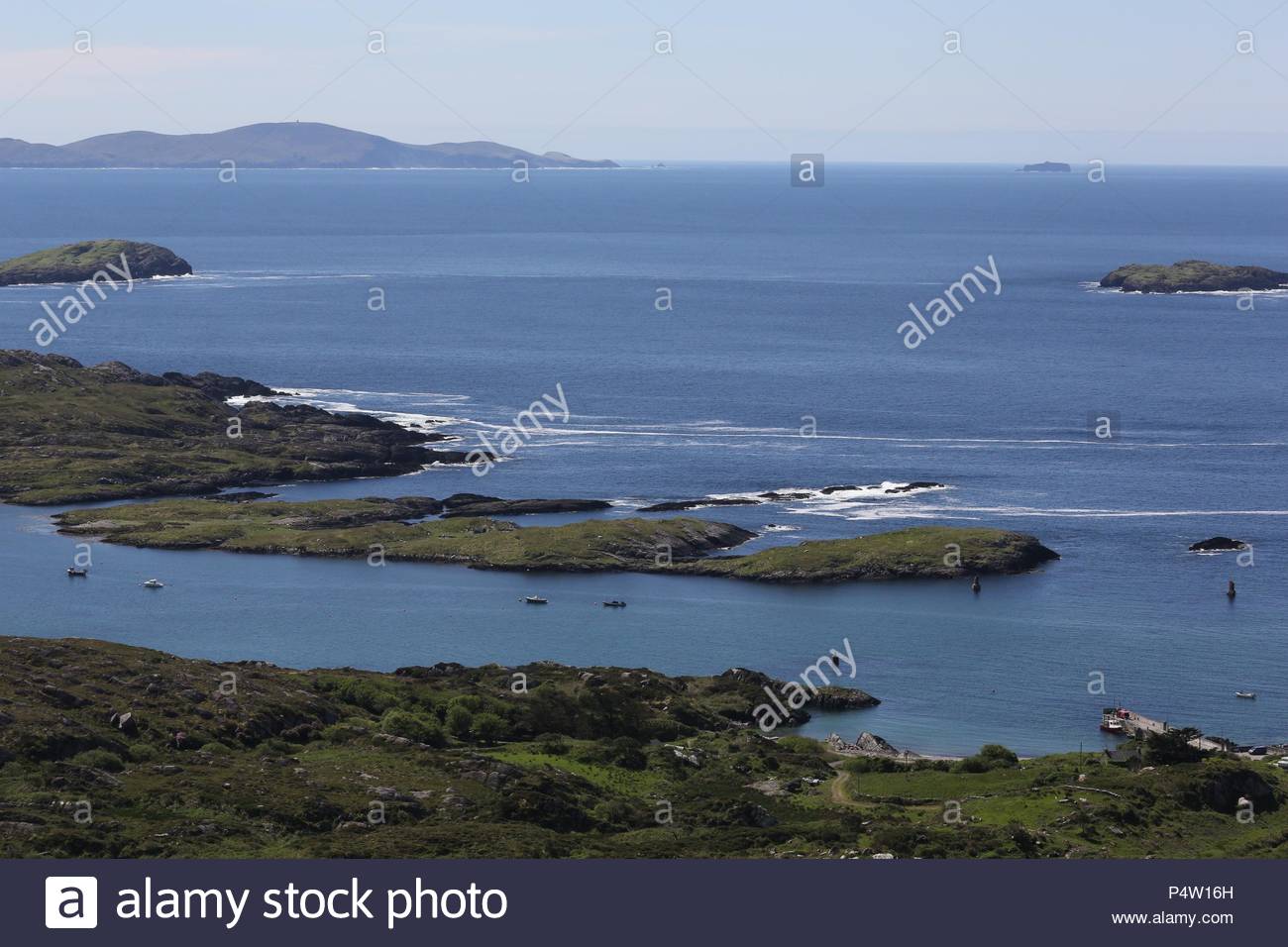 Una bellissima vista dell'Oceano Atlantico tra Il Derrynane e Waterville a sud ovest di punta della penisola di Iveragh Foto Stock
