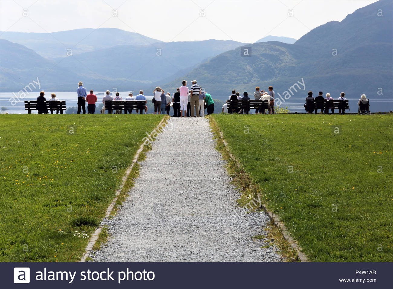 Linea di turisti fino nella Contea di Kerry, Irlanda, per visualizzare un bellissimo paesaggio Foto Stock