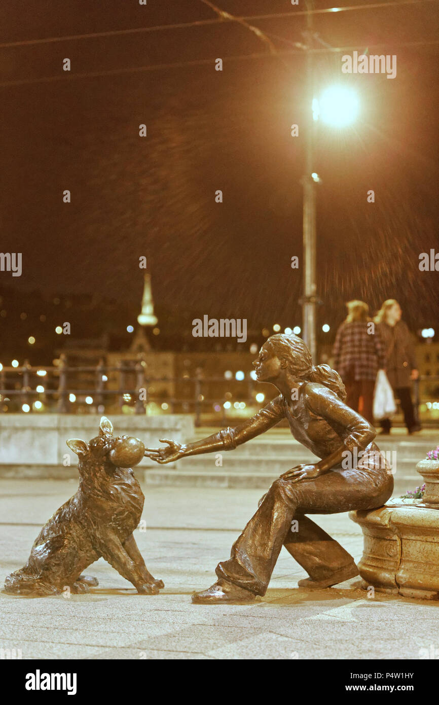 David Raffai della ragazza con il suo cane statua in piazza Vigadó, Budapest, Ungheria. Foto Stock