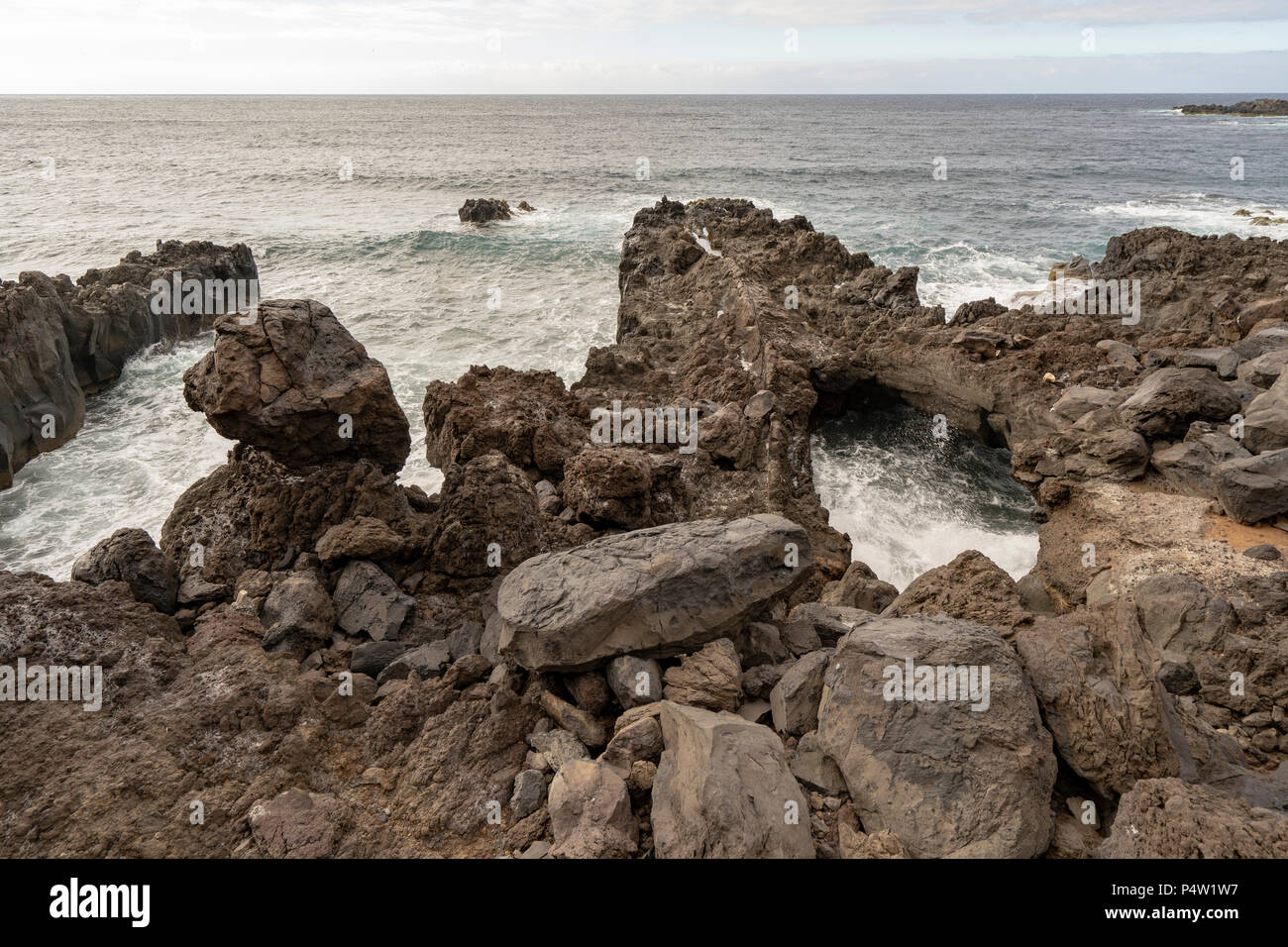 Viste della Playa de los Barqueros nella parte nord di Tenerife, a Buenavista del Norte e le sue rocce vulcaniche formazione lungo il mare. Foto Stock