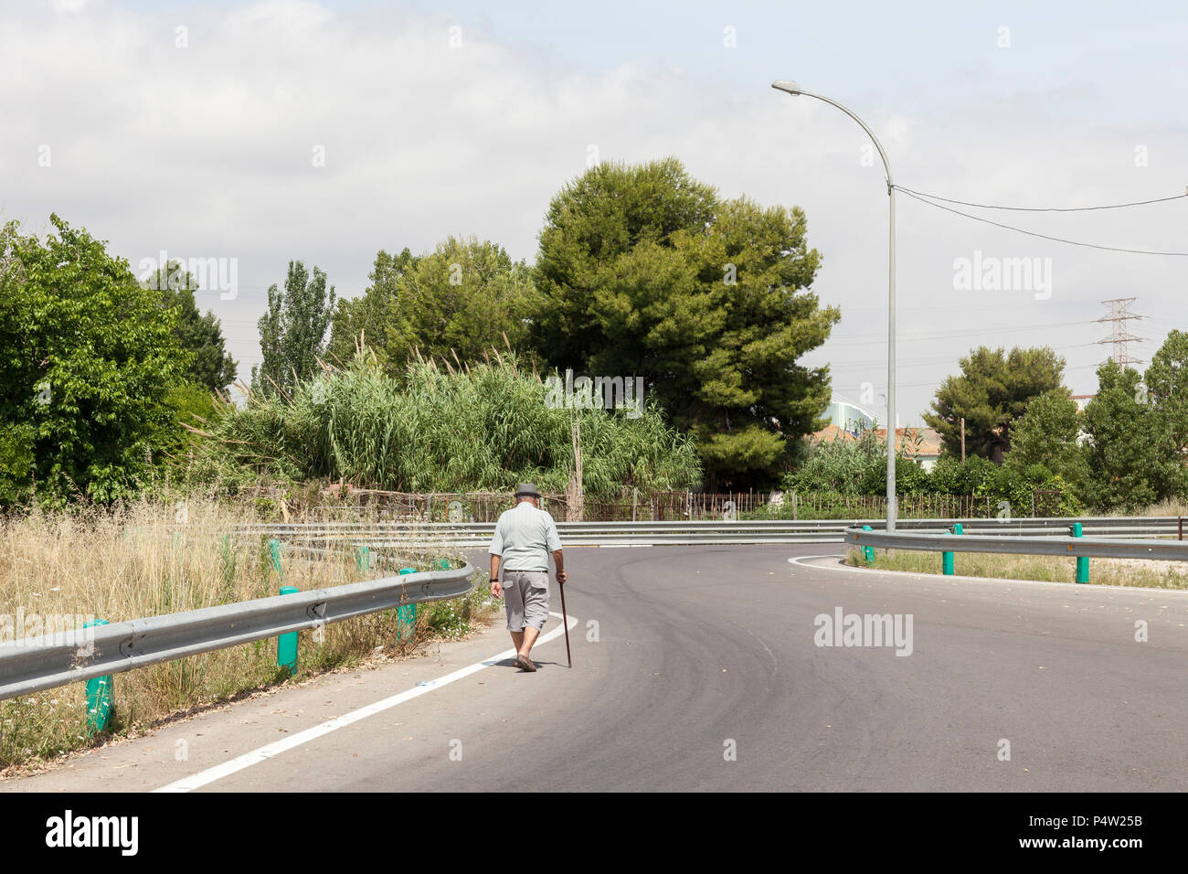 Valencia, Spagna, l uomo con il bastone sulla strada di campagna sulla periferia Foto Stock