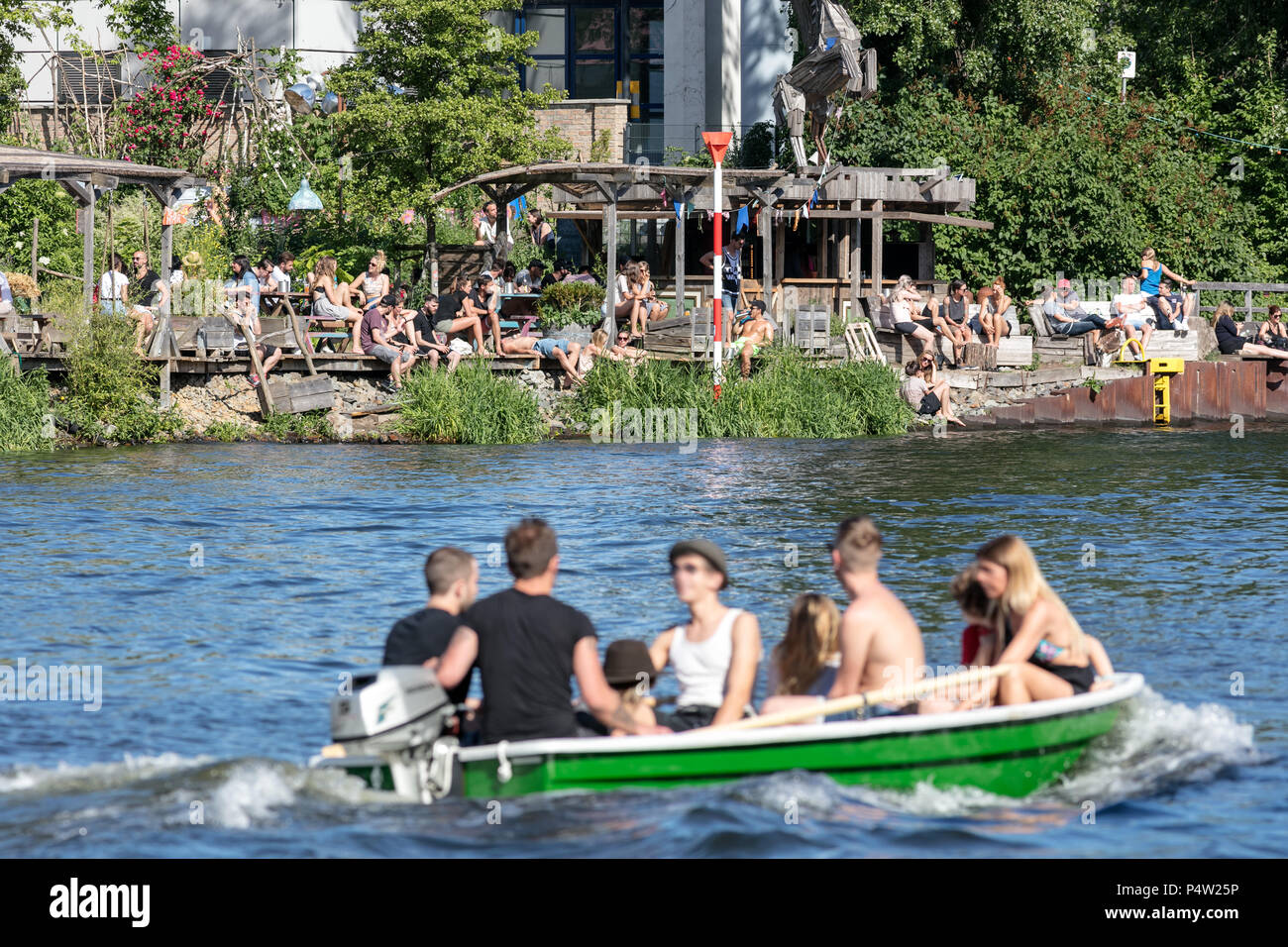 Berlino, Germania, ragazzi su una barca di fronte alla club Holzmarkt 25 in Berlin-Mitte Foto Stock