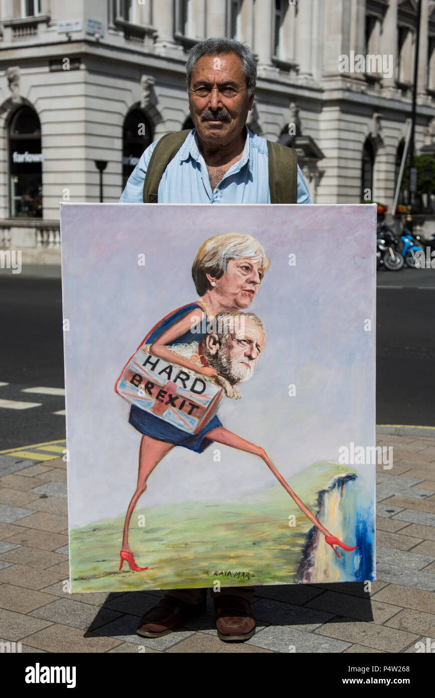 Londra, Regno Unito. 23 Giugno 2018.Anti-Brexit marzo e rally per un voto popolare nel centro di Londra: politico artista Kaya Mar mantiene la sua pittura 'Hard' Brexit raffiguranti Theresa Maggio e Jeremy Corbyn camminate fuori confine di una scogliera. Foto Stock