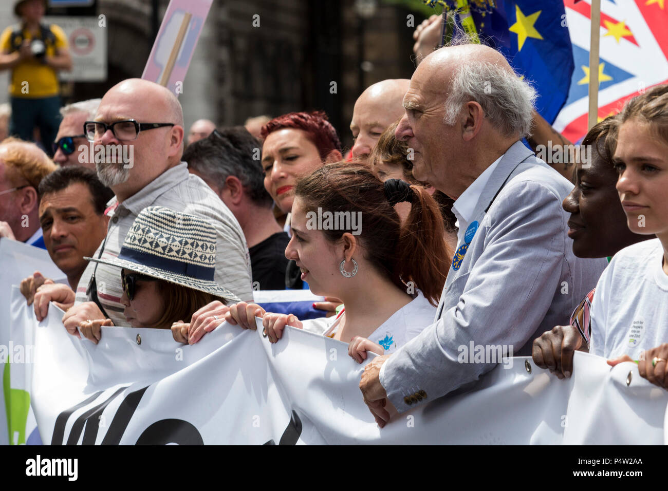 Londra, Regno Unito. 23 Giugno 2018.Anti-Brexit marzo e rally per un voto popolare nel centro di Londra. Sir Vince il cavo, leader dei democratici liberali in marzo. Foto Stock