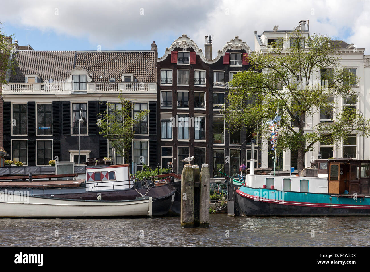 Amsterdam, Paesi Bassi, case galleggianti e gli edifici residenziali in Amsterdam Foto Stock