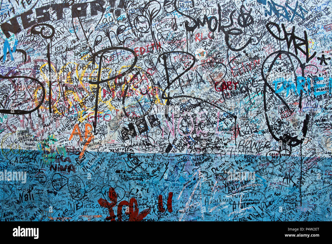 Close-up sul scritto a mano gli scarabocchi del La Bodeguita del medio di parete esterna a L'Avana, Cuba. Foto Stock