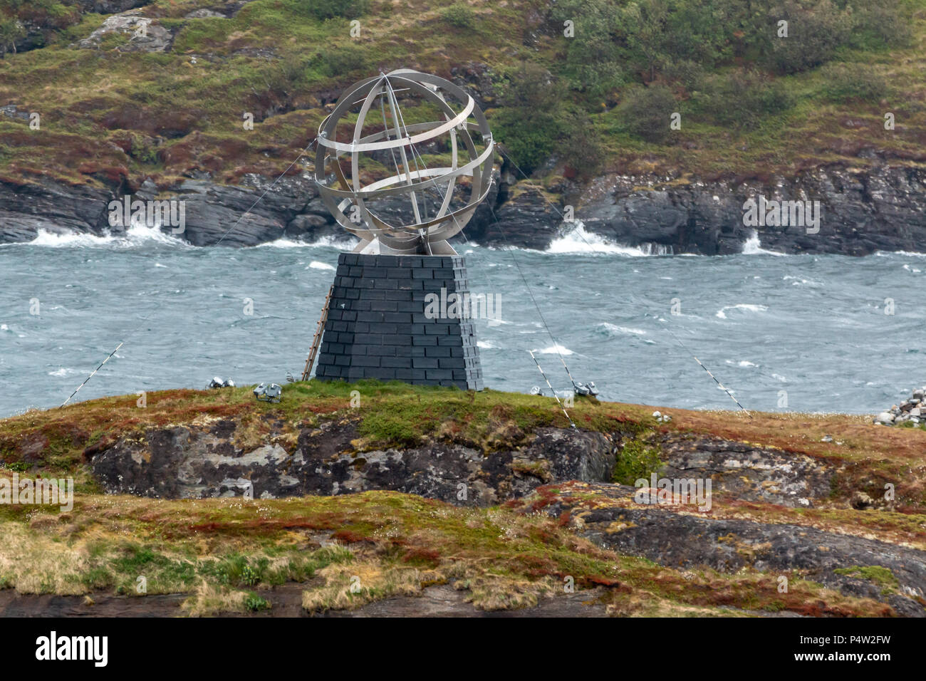 Globo segnando il circolo polare artico sul piccolo isolotto di Vikingen Foto Stock