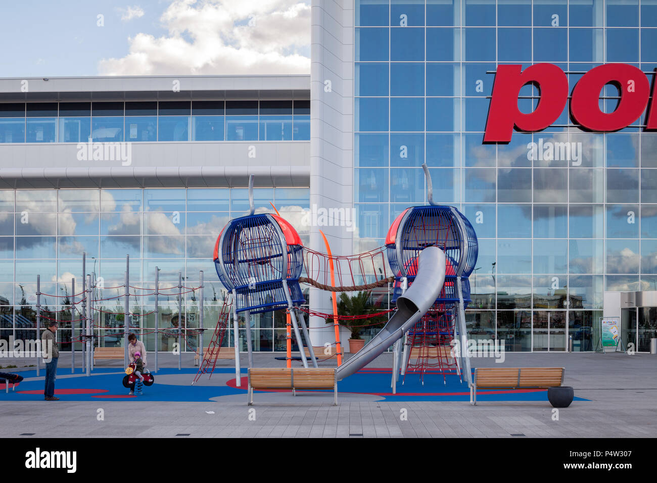 Berlino, Germania, parco giochi di fronte alla porta Moebelgeschaeft sulla strada Alt-Mahlsdorf in Berlin-Mahlsdorf Foto Stock