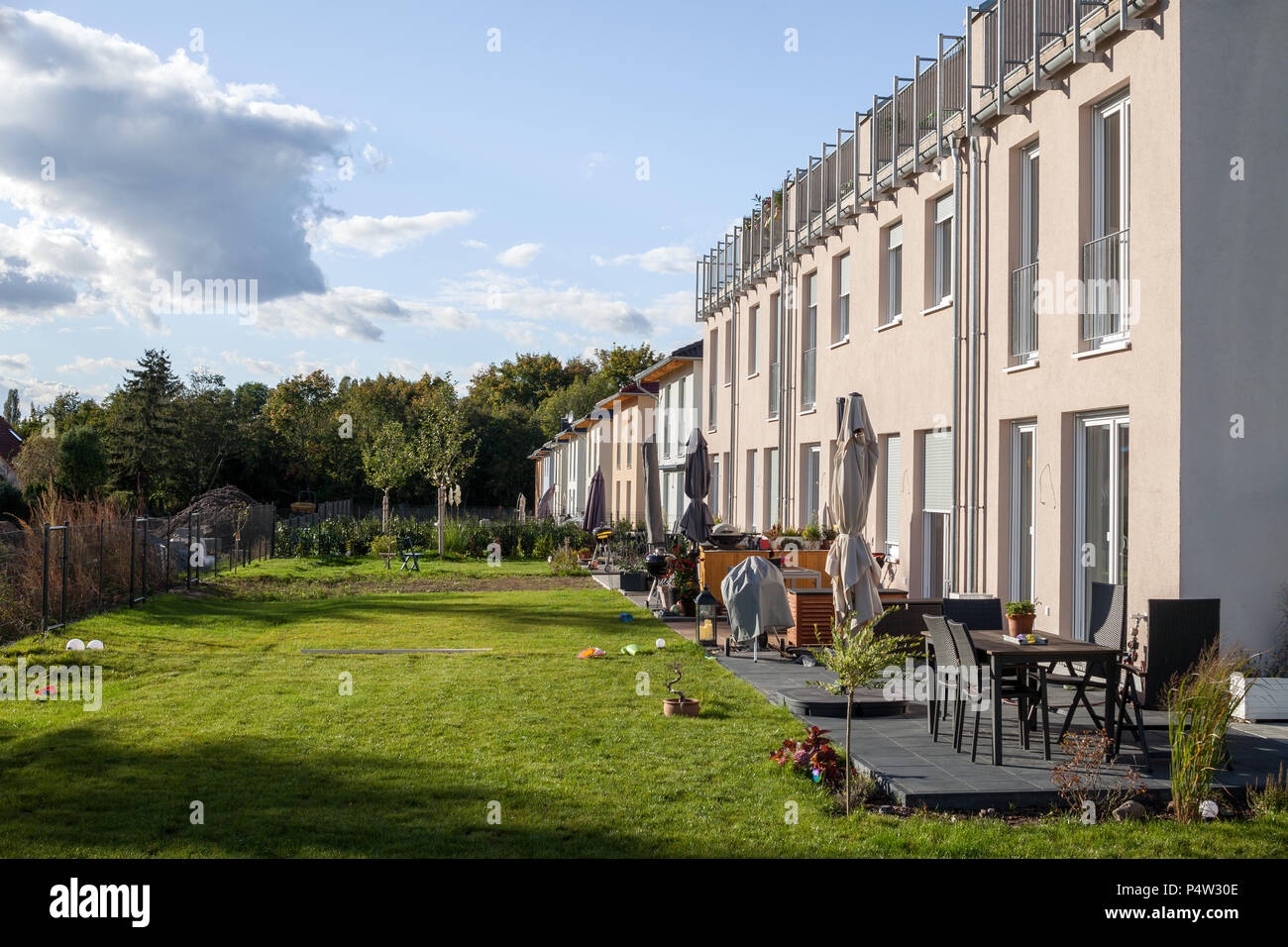 Berlino, Germania, case a schiera nella nuova area di sviluppo in Theodorstrasse in Berlin-Mahlsdorf Foto Stock