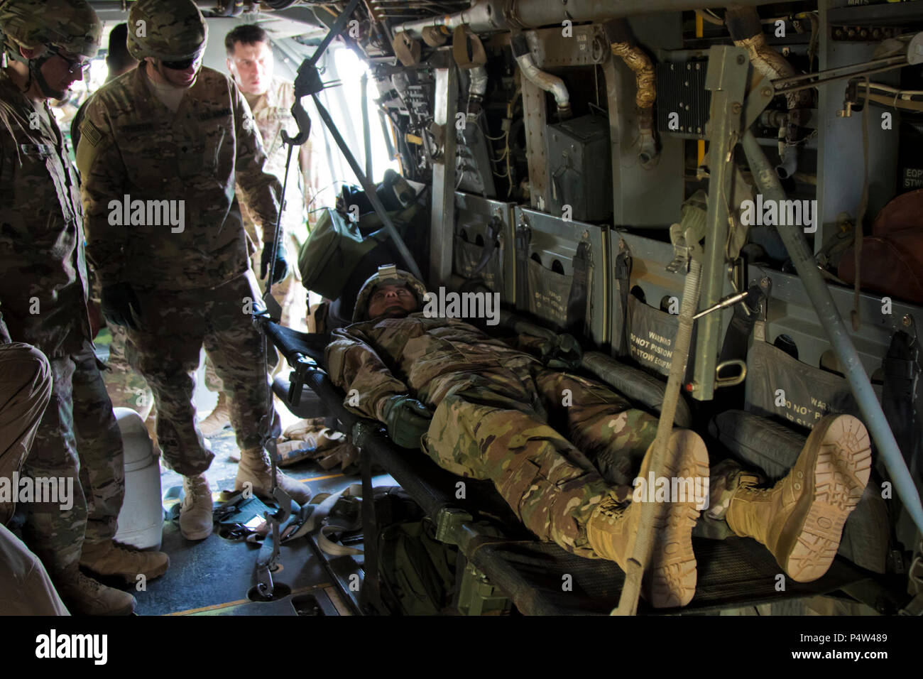 Stati Uniti Army combat medics, con la 86Supporto di combattimento ospedale, familiarizzarsi con personale esercitazioni di ripristino su una MV-22 Osprey durante una formazione congiunta di esercitare con Marines dal mezzo marino Tiltrotor squadrone - 364 (VMM-364), a Camp Arifjan, Kuwait, 8 maggio 2017. Foto Stock