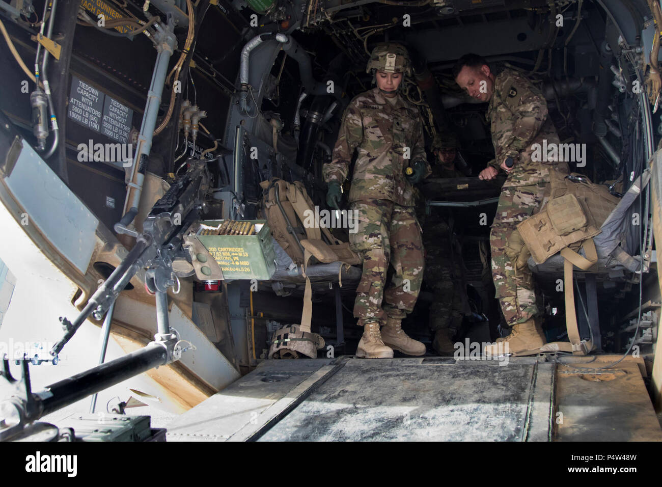 Stati Uniti Army combat medics, con la 86Supporto di combattimento ospedale, familiarizzarsi con personale esercitazioni di ripristino su una MV-22 Osprey durante una formazione congiunta di esercitare con Marines dal mezzo marino Tiltrotor squadrone - 364 (VMM-364), a Camp Arifjan, Kuwait, 8 maggio 2017. Foto Stock