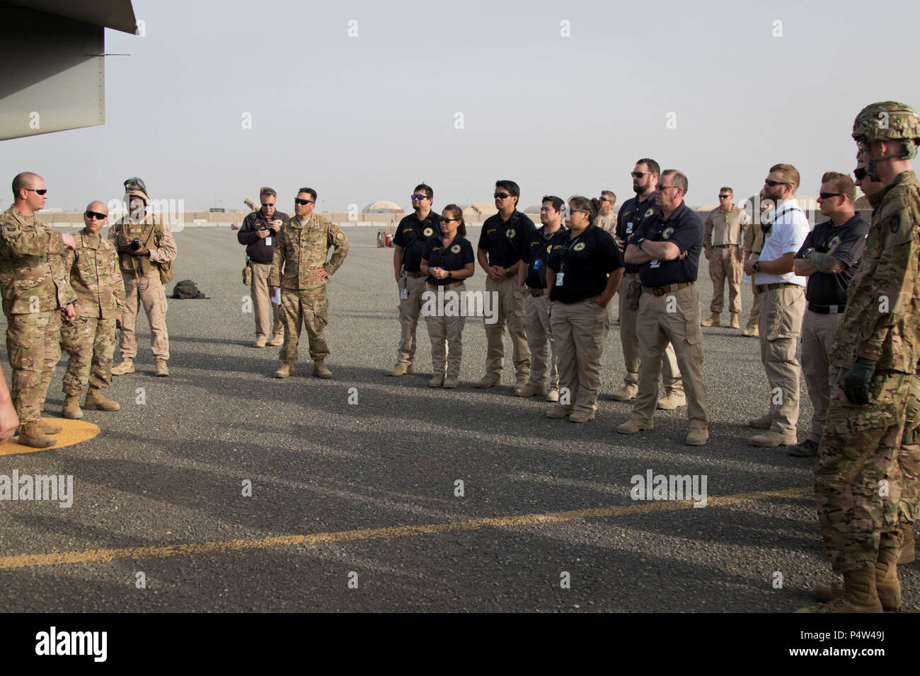 Stati Uniti Army combat medics, con la 86combattere ospedale di supporto e di assistenza medica di emergenza tecnici, con area Support Group - Kuwait comune servizio di emergenza, ricevere un breve di sicurezza prima di far meglio conoscere se stessi con il personale di esercitazioni di ripristino durante una formazione congiunta di esercitare con Marines dal mezzo marino Tiltrotor squadrone - 364 (VMM-364), a Camp Arifjan, Kuwait, 8 maggio 2017. Foto Stock