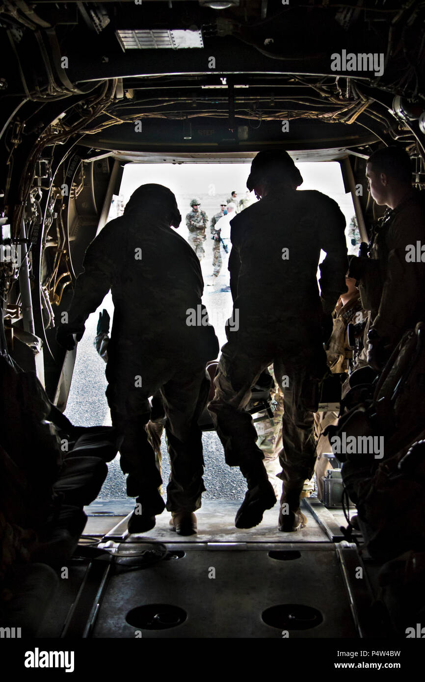 Stati Uniti Army combat medics, con la 86Supporto di combattimento ospedale, effettuare una simulazione di incidente off di un MV-22 Osprey durante una formazione congiunta di esercitare con Marines dal mezzo marino Tiltrotor squadrone - 364 (VMM-364), a Camp Arifjan, Kuwait, 8 maggio 2017. Foto Stock