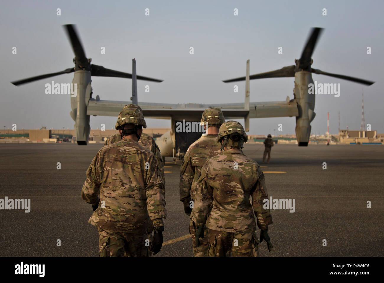 Stati Uniti Army combat medics, con la 86Supporto di combattimento Hospital, approccio una MV-22 Osprey durante una formazione congiunta di esercitare con Marines dal mezzo marino Tiltrotor squadrone - 364 (VMM-364), a Camp Arifjan, Kuwait, 8 maggio 2017. Foto Stock