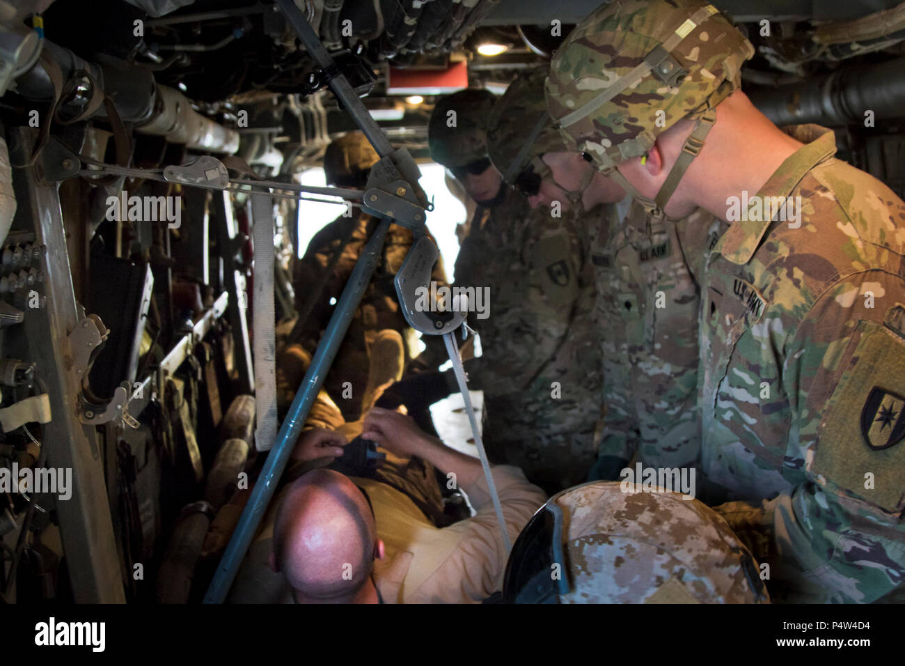 Stati Uniti Army combat medics, con la 86Supporto di combattimento ospedale, fissare una barella per una MV-22 Osprey durante una formazione congiunta di esercitare con Marines dal mezzo marino Tiltrotor squadrone - 364 (VMM-364), a Camp Arifjan, Kuwait, 8 maggio 2017. Foto Stock