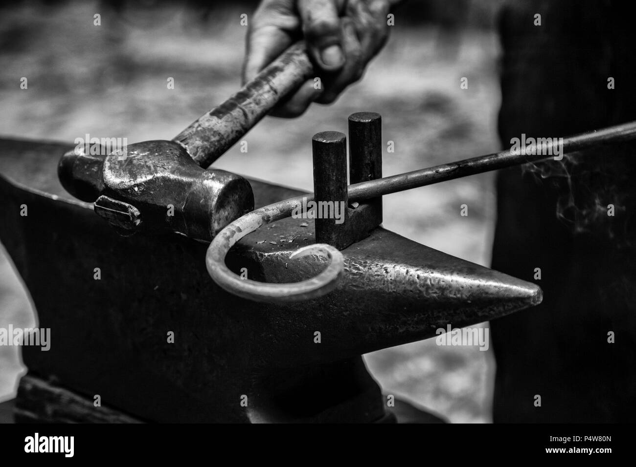 Il ferro incandescente in una vecchia fucina di metallo, industria dettaglio Foto Stock