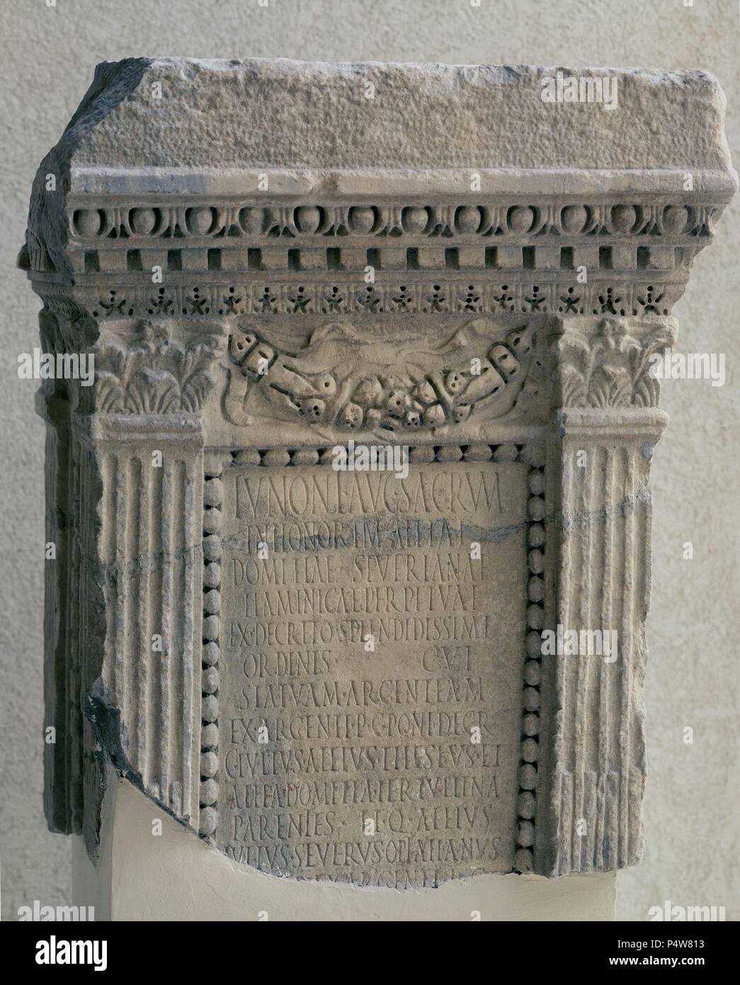 Il piedistallo HONORIFICO PROCEDENTE DE SAN ROQUE. Posizione: MUSEO DE CADIZ-archeologia, CADIZ, Spagna. Foto Stock