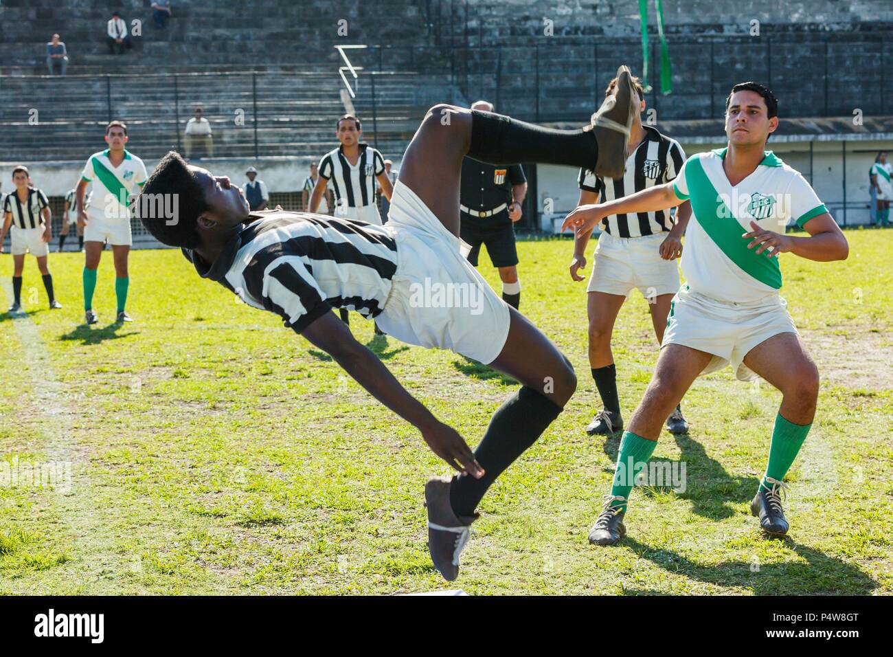 Pellicola originale titolo: PELÉ: NASCITA DI UNA LEGGENDA. Titolo inglese: PELÉ: NASCITA DI UNA LEGGENDA. Regista: MICHAEL ZIMBALIST; JEFF ZIMBALIST. Anno: 2016. Credito: Imagine Entertainment/anima semplice PICTURESUCT / Album Foto Stock