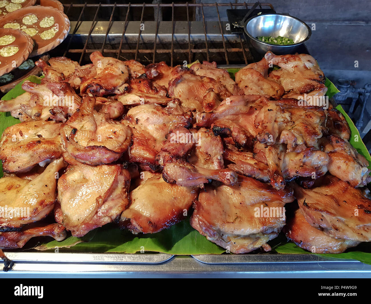 Pollo alla griglia al mercato galleggiante di Amphawa in Thailandia Foto Stock