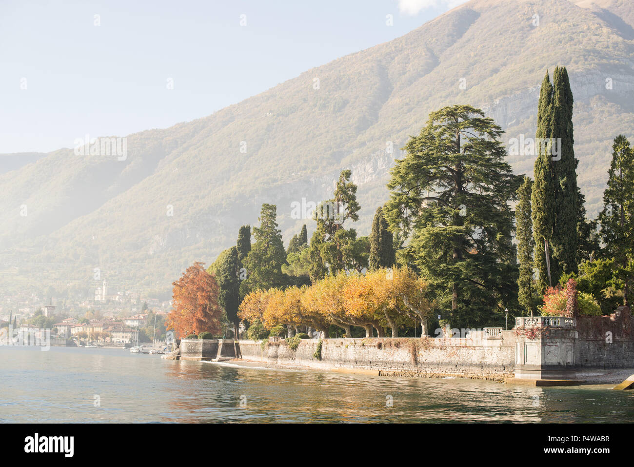 Autunno sul Lago di Como in Italia. Vista panoramica del litorale con la città sullo sfondo. Foto Stock