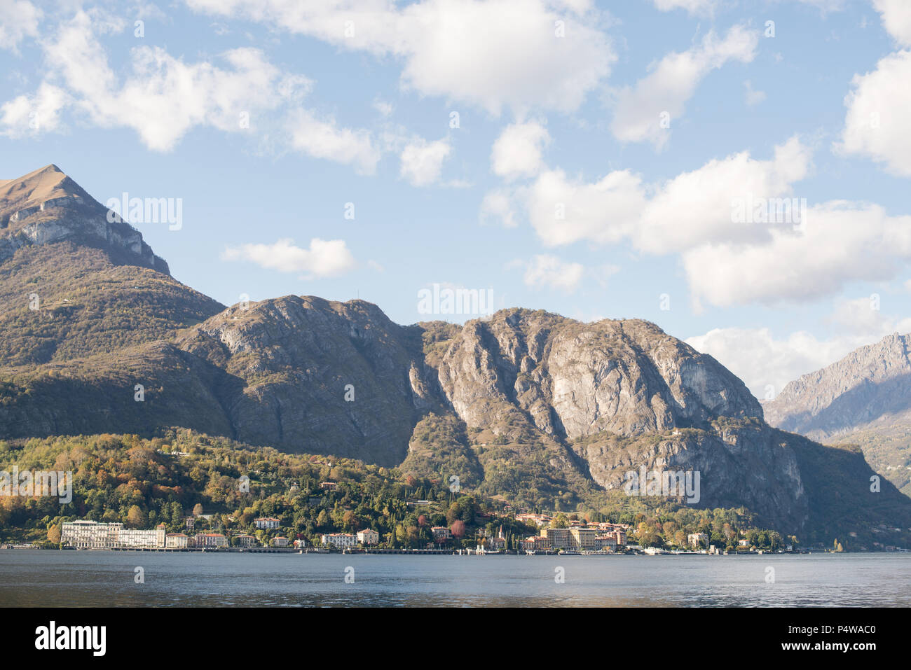 Panorama del Lago di Como, Italia. Vista del litorale con le antiche case e le montagne. Foto Stock