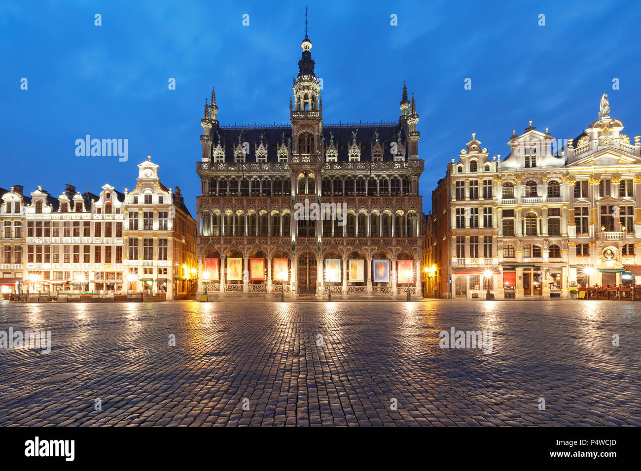 Grand Place piazza di sera in Belgio, a Bruxelles Foto Stock