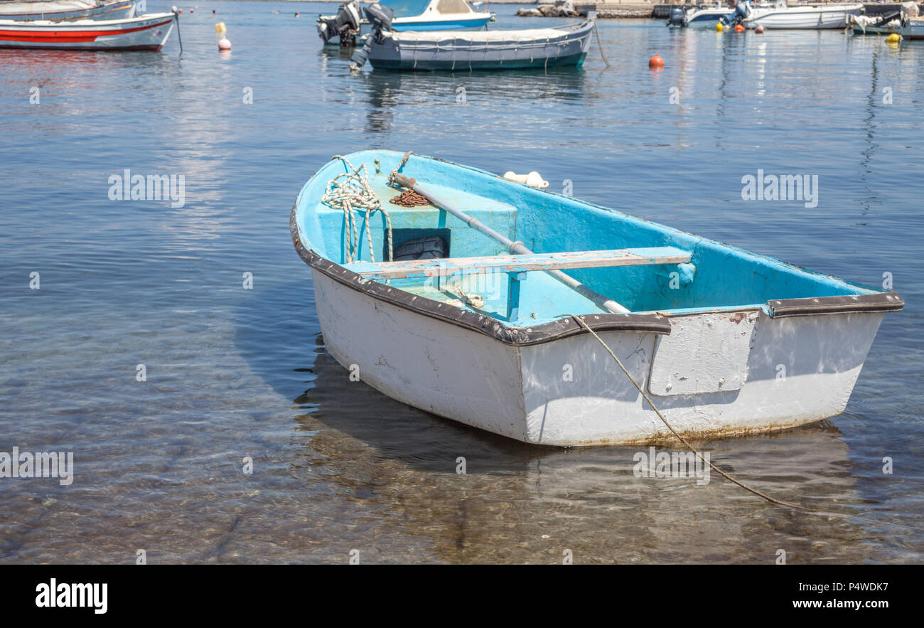 Barca tipica sopra l'acqua cristallina. Non motorizzati veicolo mare docks nell'area poco profonda del mare. La pesca di macchinari e modalità di tran Foto Stock