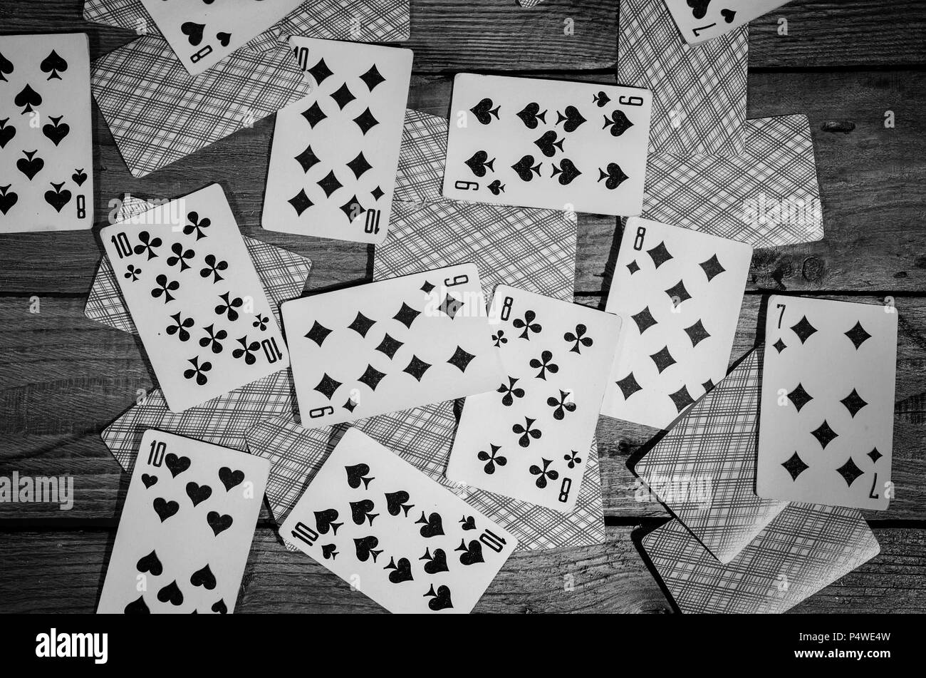 Carte da gioco su un tavolo di legno in bianco e nero. Foto Stock