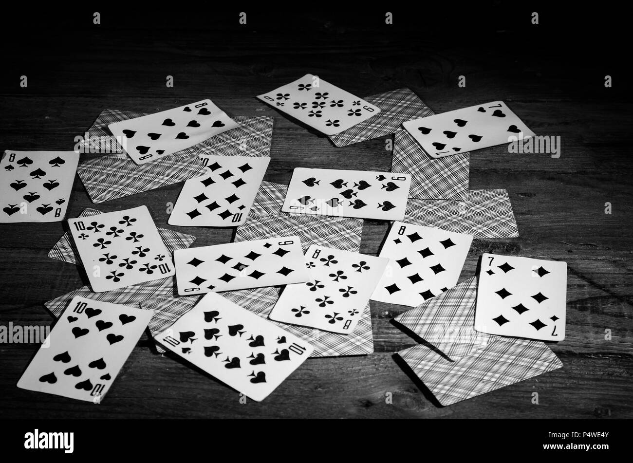 Carte da gioco su un tavolo di legno in bianco e nero. Foto Stock
