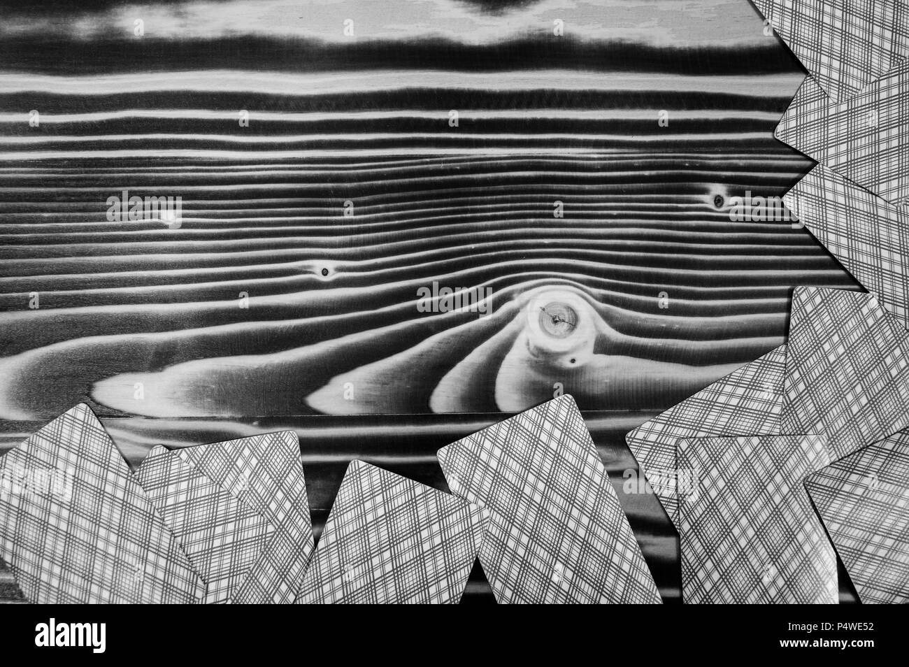 Carte da gioco su un tavolo di legno in bianco e nero. Foto Stock