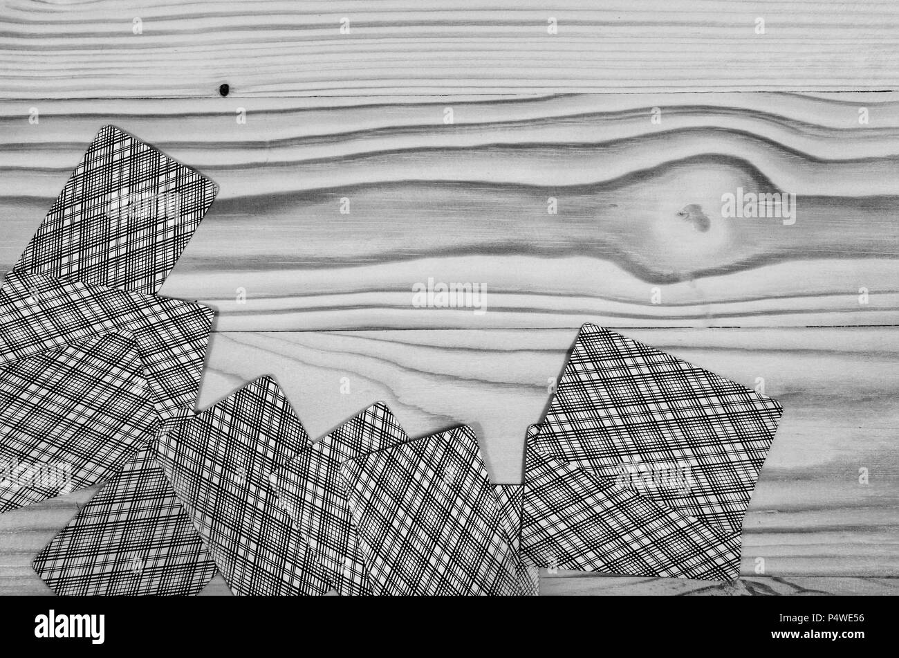 Carte da gioco su un tavolo di legno in bianco e nero. Foto Stock