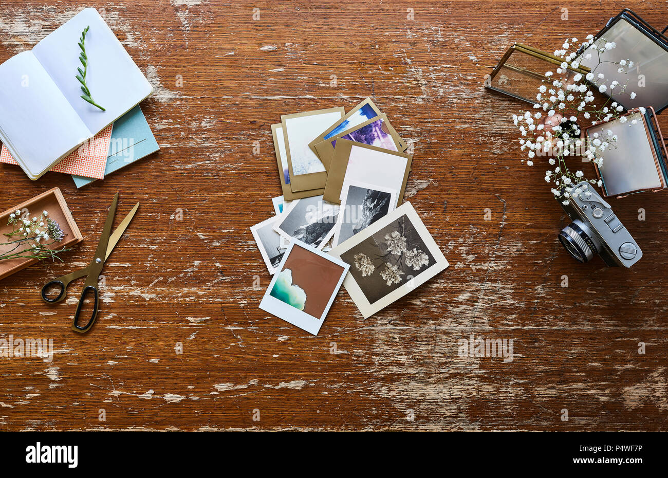 Area di lavoro creativo fotografo di ordinamento di foto d'epoca Foto Stock