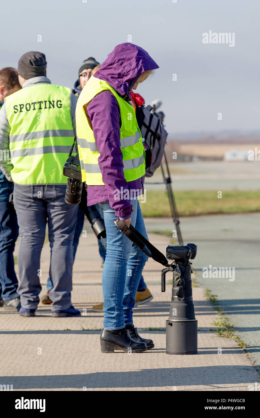 La Russia, Vladivostok, 10/13/2017. Il fotografo si erge con le moderne fotocamere digitali e grande un teleobiettivo su eventi all'aperto. Foto Stock