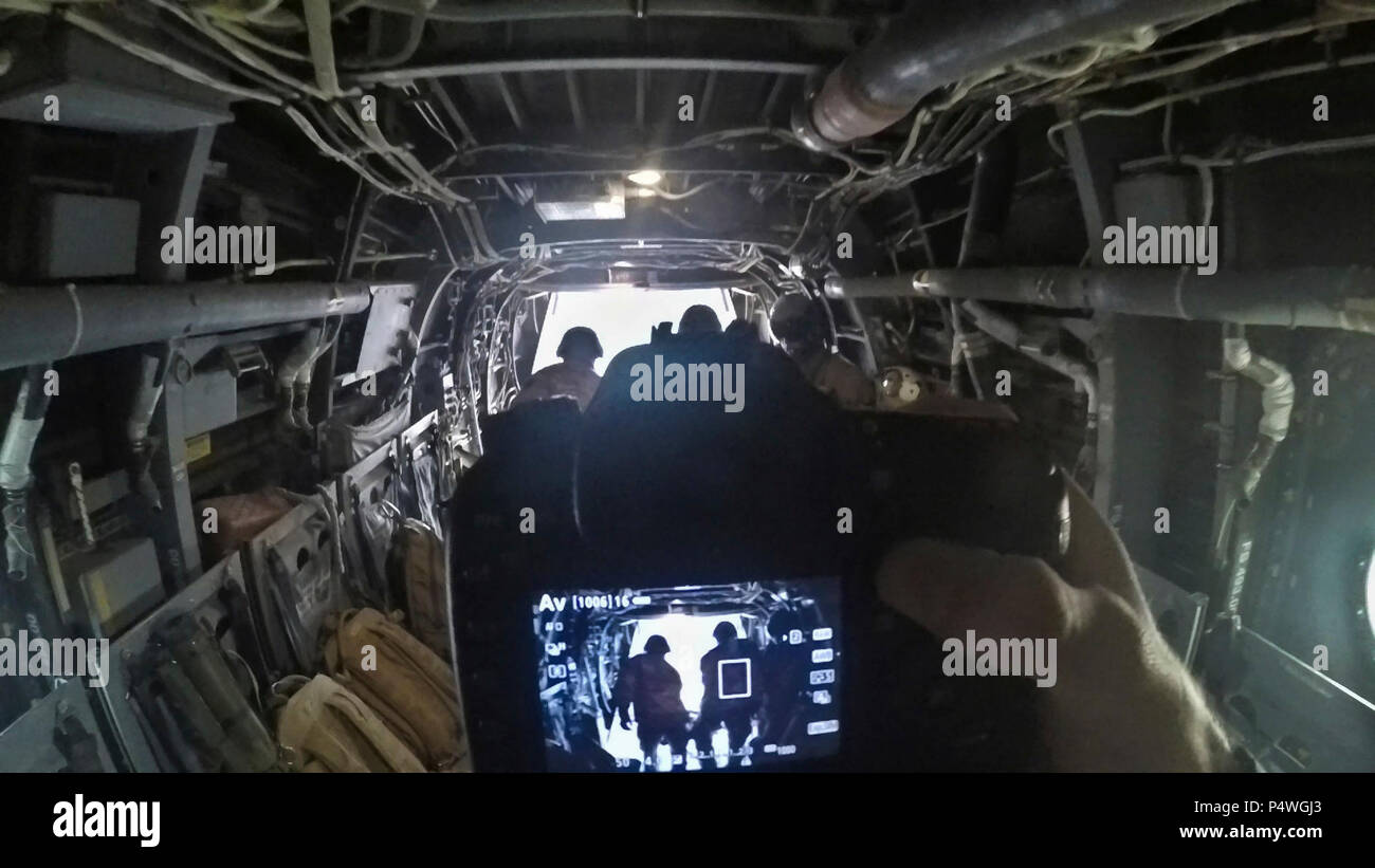 Il personale Sgt. Dalton Smith, gli affari pubblici noncommissioned officer in carica con la 316supporto comando (Expeditionary), 1 supporto comando (teatro), (di seguito), fotografie combattere i medici, con la 86Supporto di combattimento Ospedale, come essi portano fuori una barella da una MV-22 Osprey durante una comune formazione di salvataggio con Marines dal mezzo marino Tiltrotor squadrone - 364 (VMM-364), a Camp Arifjan, Kuwait, 8 maggio 2017. Foto Stock