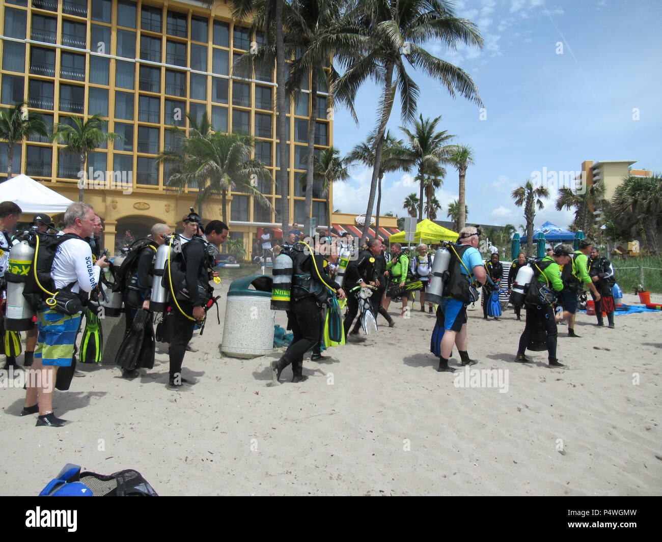 I subacquei a prepararsi per la rottura di un Guinness World Record a Deerfield Beach FL Foto Stock