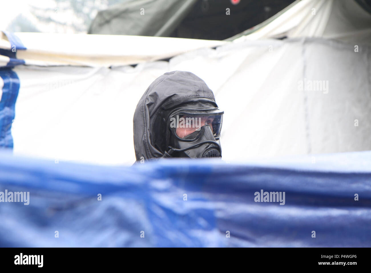 Esercito Nazionale soldato di guardia dal 231st Chemical Company, Maryland, passa attraverso la linea di decontaminazione durante il tutore 17 Risposta a Muscatatuck urbano del centro di formazione, Indiana, 9 maggio 2017. Quasi 5.000 soldati e aviatori di tutto il paese stanno partecipando in risposta custode 17, un multi-componente di esercitazione per convalidare il militare è la sua capacità di sostenere le autorità civili in caso di chimici, biologici, radiologici e nucleari (CBRN) catastrofe. Foto Stock