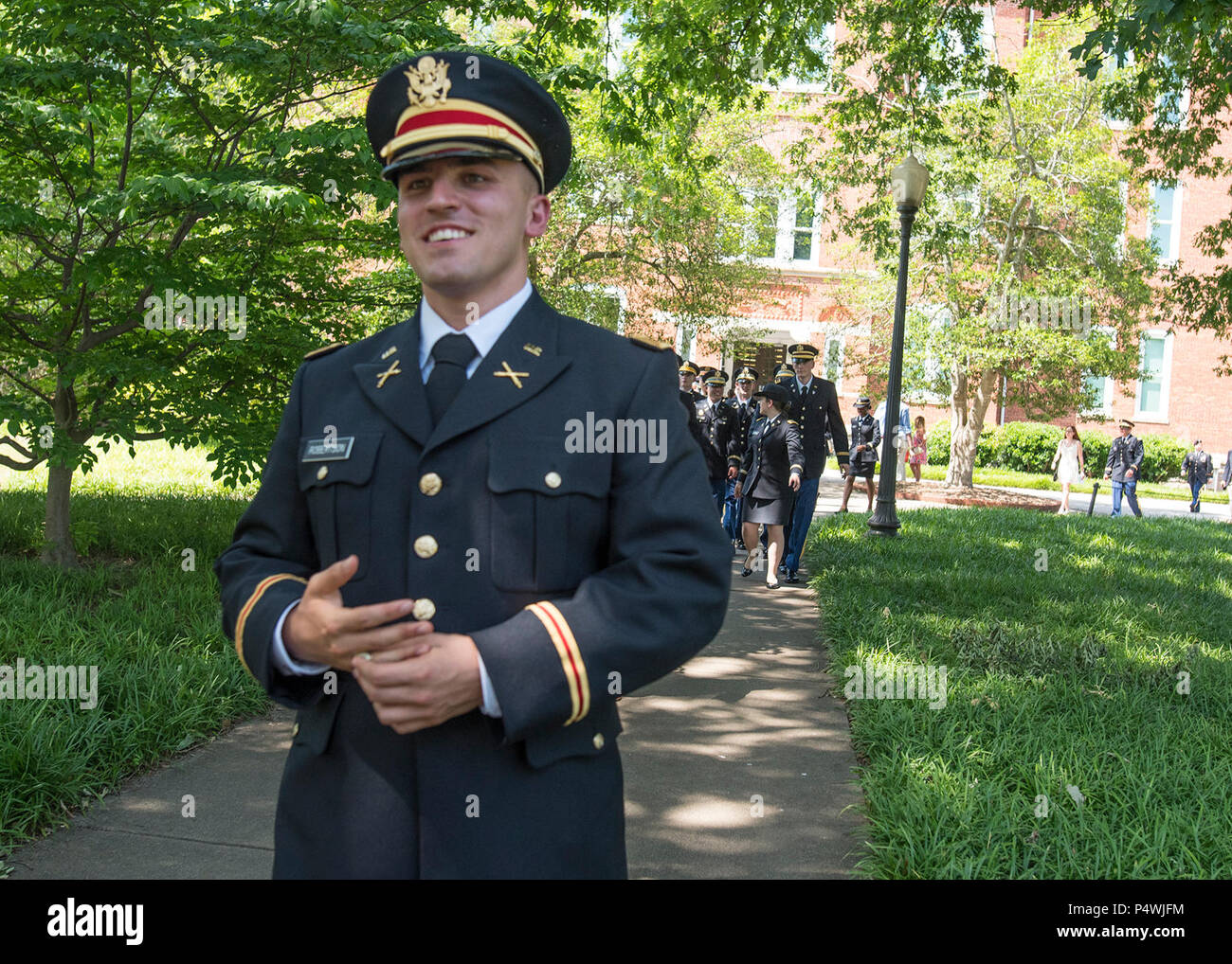 Nuovo di zecca U.S. Esercito 2 Lt. Allen Robertson passeggiate attraverso la Clemson University campus a proporre alla sua ragazza, Chelsea Campbell, dopo la sua riserva degli ufficiali di corpi di formazione cerimonia di messa in funzione, 10 maggio 2017. I due si sono incontrati mentre erano studenti di Clemson e sia a laurearsi in questa settimana. Robertson, che saluta da Mooresville, N.C., ha conseguito una laurea in contabilità al Clemson e il suo primo dovere stazione sarà con a Fort Campbell, Ky. con la 101ª Divisione aviotrasportata. Campbell, di Fort Mill, S.C., ha conseguito la laurea in psicologia. Foto Stock