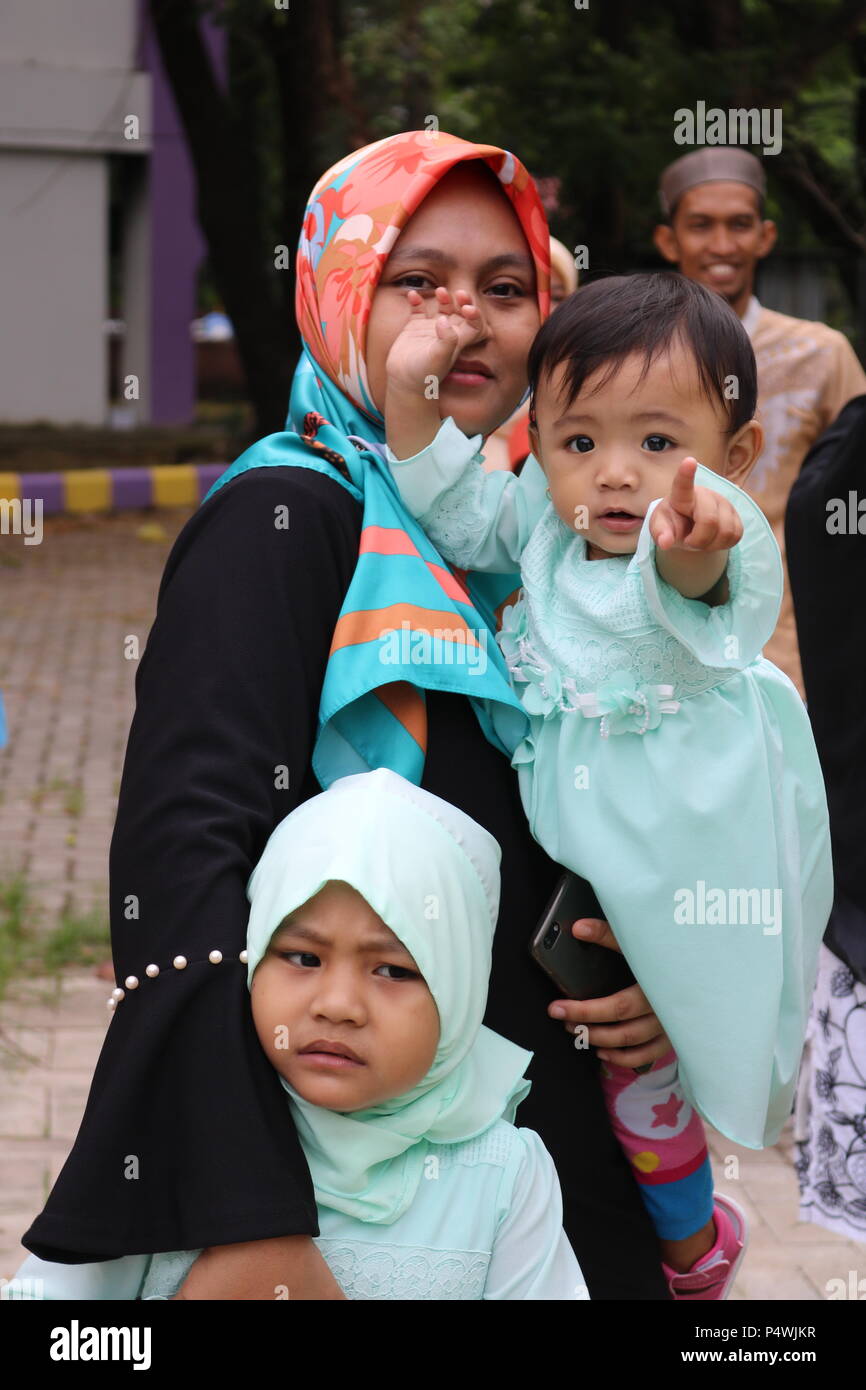 Le donne musulmane di asia con le loro figlie per celebrare Eid fitri Foto Stock