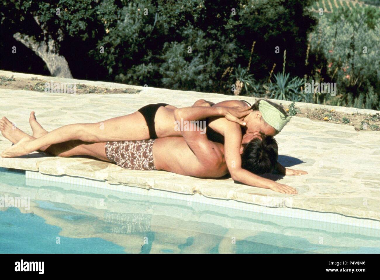 Pellicola originale titolo: LA PISCINE. Titolo inglese: piscina, i. Regista: Jacques Deray. Anno: 1969. Stelle: Alain Delon; Romy Schneider. Credito: S.N.C/TRITONE / Album Foto Stock