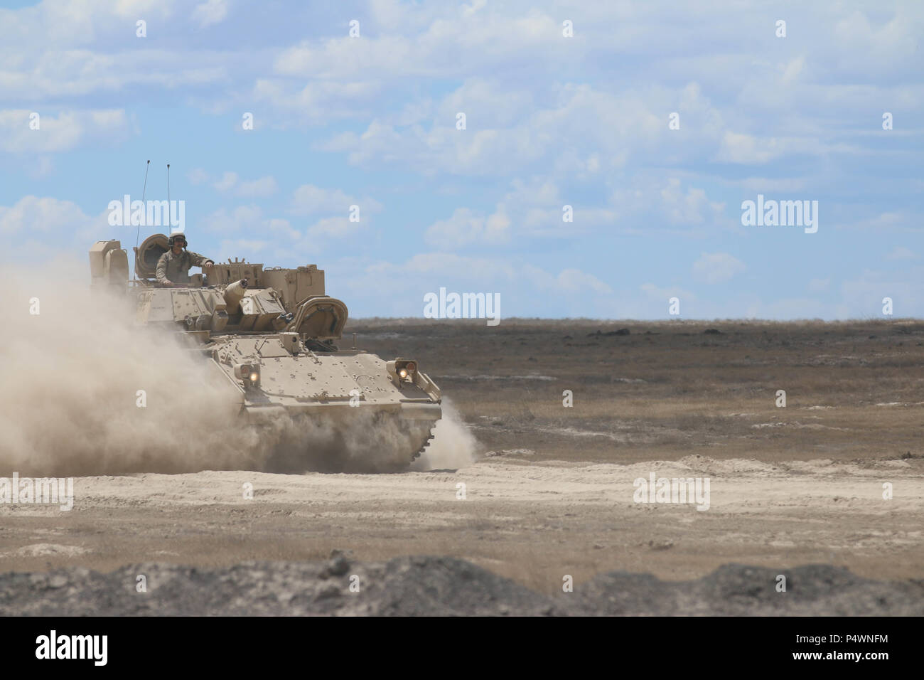 Soldati con la 1-163rd bracci combinato battaglione, Montana Esercito Nazionale Guardia, unità a M2A3 Bradley Lotta contro il veicolo per una delle gamme si trova al The Orchard Combat Training Center, Idaho. Il Battaglione arrivati per la loro formazione annuale il 11 giugno al plotone completa a livello aziendale e di formazione e di manovre sul loro in Bradleys nonché M1A2 Abrams serbatoi. (U.S. Foto dell'esercito da SSG Britney Hiatt) Foto Stock