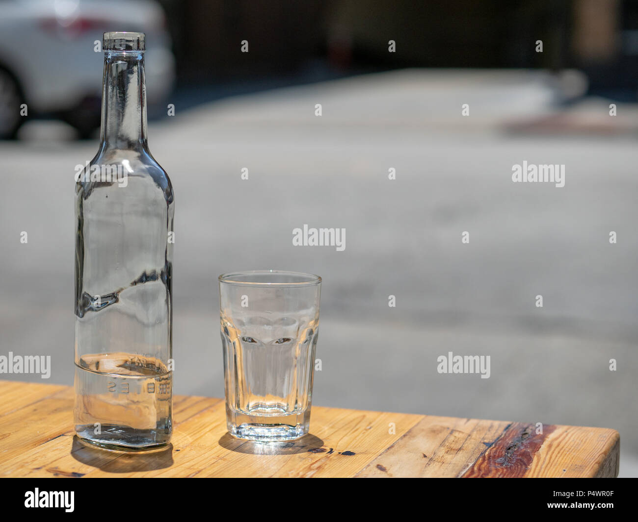 Bottiglia di acqua e vetro servito presso un ristorante all'aperto Foto Stock