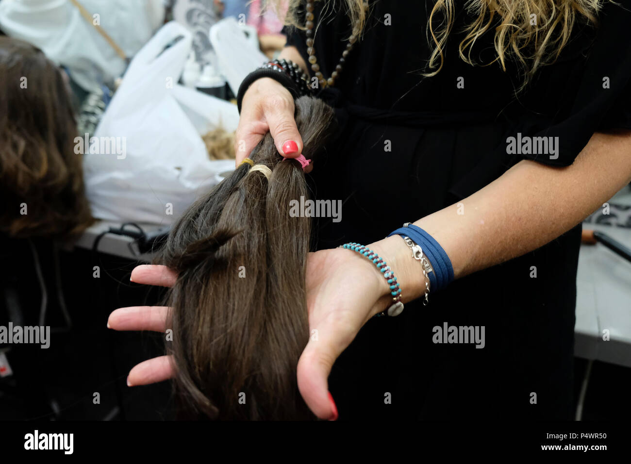 Bracha Keynan, produttore di parrucche e stilista di Haredi, mostra la collezione di parrucche per capelli umani nel suo negozio nella città di Bnei Brak o bene Beraq, un centro del giudaismo di Haredi in Israele Foto Stock