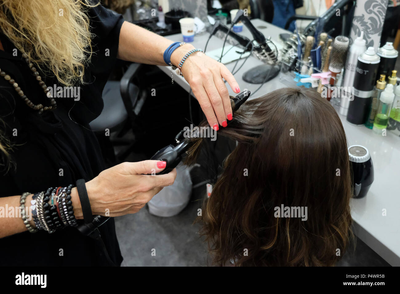 Bracha Keynan, produttore di parrucche e stilista haredi lavora su una parrucca per capelli umana nel suo negozio nella città di Bnei Brak o bene Beraq un centro del giudaismo Haredi in Israele Foto Stock