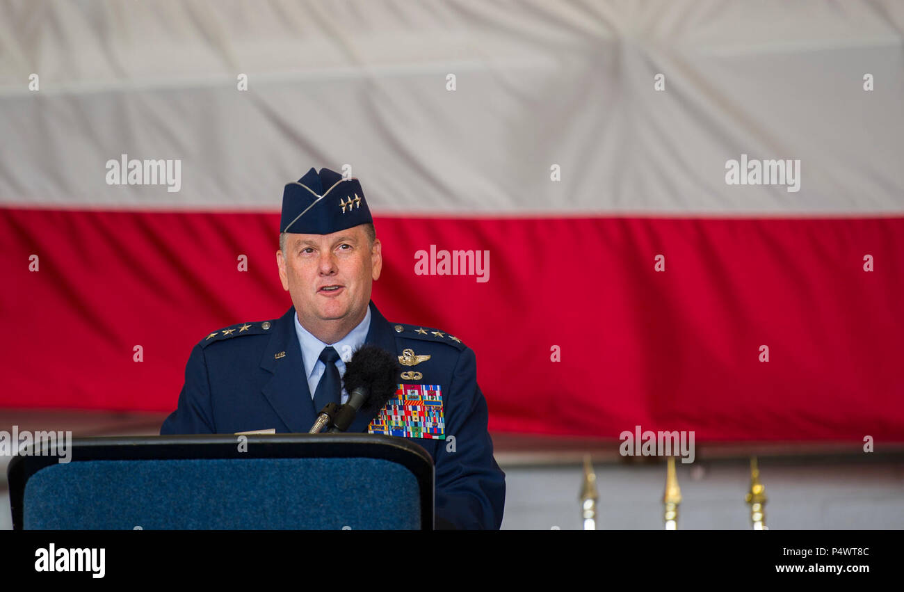 Lt. Gen. Brad Webb, il comandante della forza dell'aria il Comando Operazioni Speciali, parla durante la 492nd Operazioni Speciali ala cerimonia di attivazione a Hurlburt Field, 10 maggio 2017. La Air Force Special Operations guerra aerea Centro è stato rinominato come 492nd Special Operations Wing durante una cerimonia. Immediatamente dopo la 492nd Special Operations Group e la 492nd Operazioni speciali del gruppo di formazione sono stati attivati insieme con il 492nd Special Operations Support Squadron e il 492nd Operazioni speciali funzionalità avanzate Squadron. Foto Stock