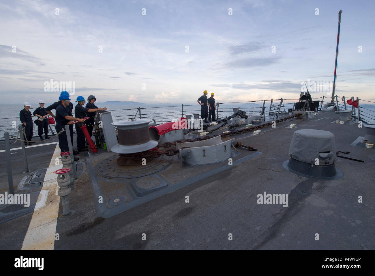 SONGKHLA, Thailandia (10 maggio 2017) i marinai a bordo Arleigh Burke-class guidato-missile destroyer USS Sterett (DDG 104) condotta mare e le operazioni di ancoraggio in quanto la nave si prepara per ancorare al largo della costa della Thailandia a sostegno multilaterale di esercizio CARAT. Carato è una serie annuale di esercizi di marittimi volti a rafforzare le partnership e maggiore interoperabilità attraverso accordi bilaterali e multilaterali di combattimenti a terra e in mare. Foto Stock