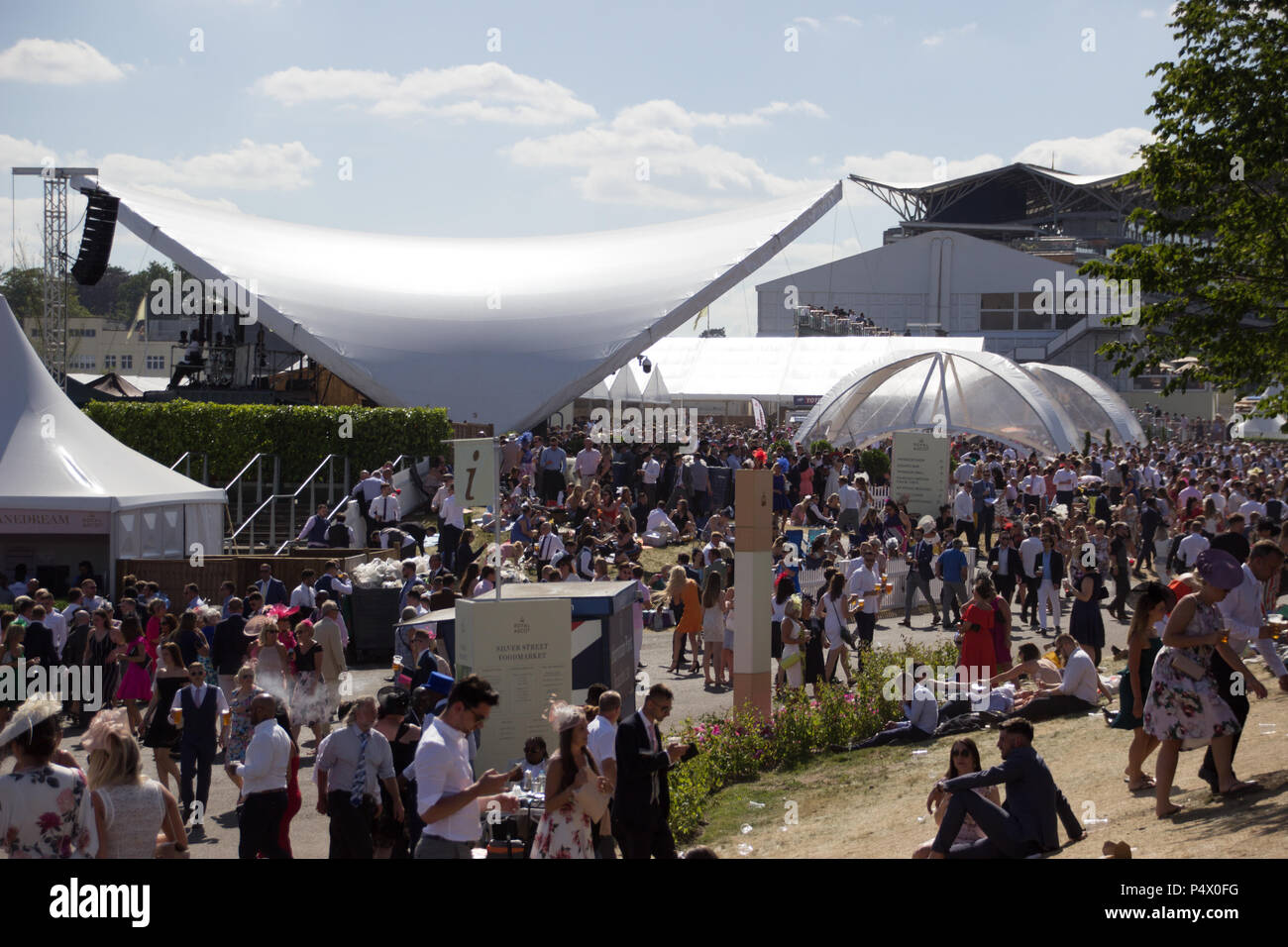 Vista di una grande folla brulicare tra architettura presso il Royal Ascot Racecourse Foto Stock