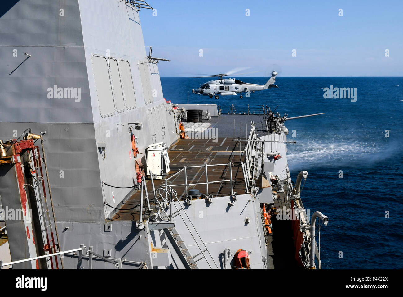 Mar Nero (10 maggio 2017) - Un MH-60R Sea Hawk elicottero elicottero sciopero marittimo Squadron (HSM) 46, DET. 1, si toglie dal ponte di volo dell'Arleigh Burke-class guidato-missile destroyer USS Oscar Austin (DDG 79) durante le operazioni di volo, 10 maggio 2017. Oscar Austin è su di una routine di distribuzione negli Stati Uniti di supporto gli interessi di sicurezza nazionali in Europa e teatro aumentando la cooperazione in materia di sicurezza e di avanzamento presenza navale negli Stati Uniti Sesta flotta area di operazioni. Foto Stock