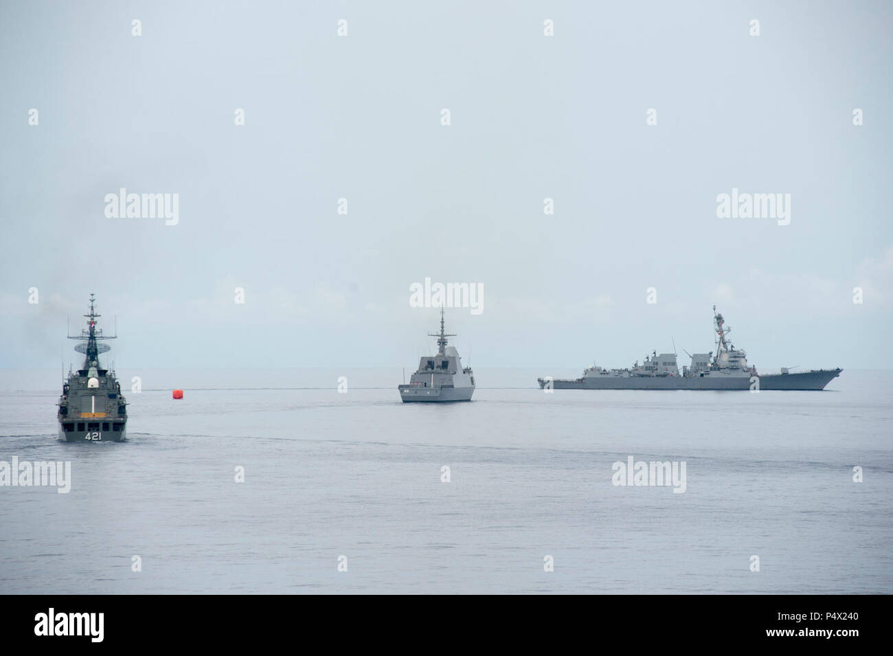 Golfo di Thailandia (10 maggio 2017) Il Arleigh Burke-class guidato-missile destroyer USS Sterett (DDG 104) conduce Thai e navi di Singapore durante un esercizio di pistola come parte della cooperazione multilaterale a galla la prontezza e la formazione (Carati). Carato è una serie annuale di esercizi di marittimi volti a rafforzare le partnership e maggiore interoperabilità attraverso accordi bilaterali e multilaterali di combattimenti a terra e in mare. Foto Stock