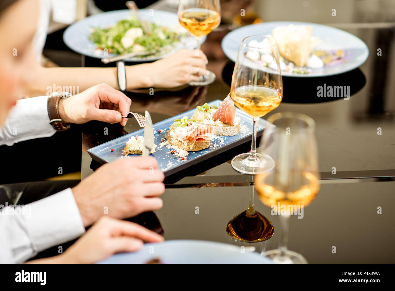 Pasti con vino sul business lunch Foto Stock